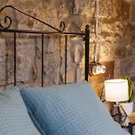 Bravissimo 1593, Pedestrian Area With Medieval Charm Apartment